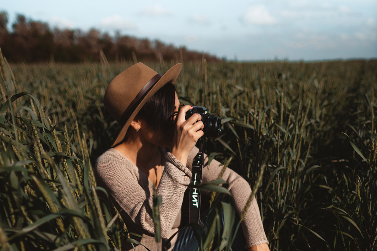 Photographe dans un champ