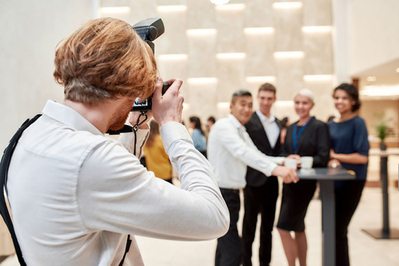 Photo prise sur le vif par un photographe professionnel couvrant une soirée une gala d'entreprise