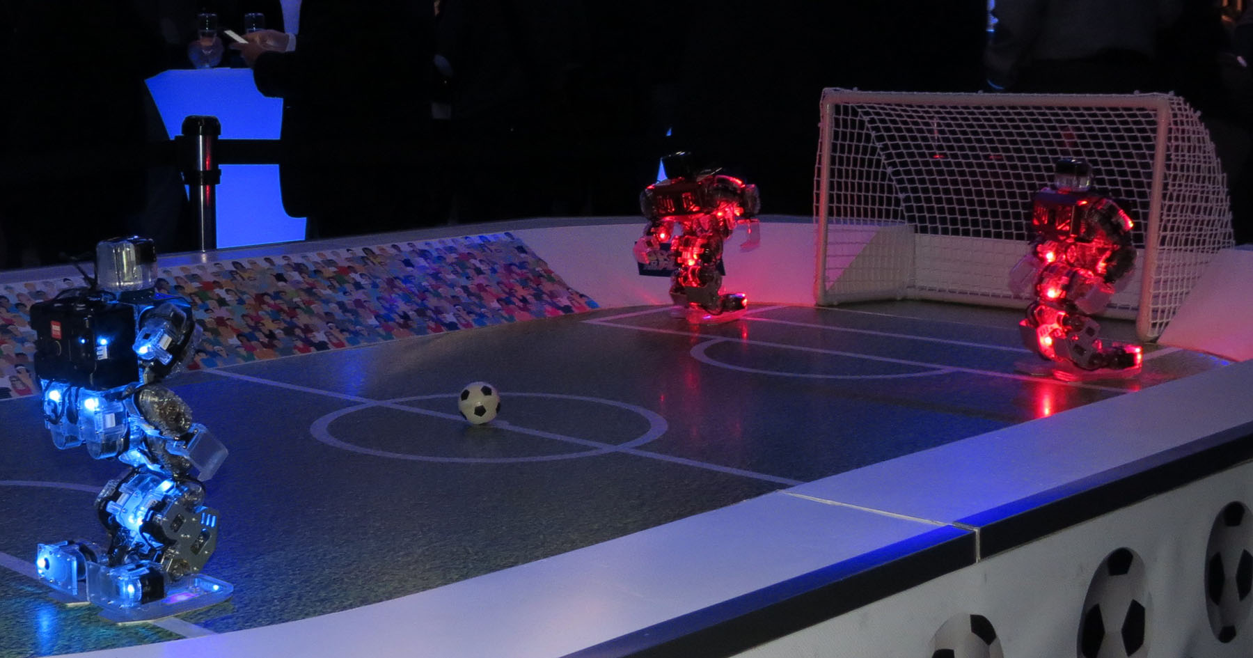 Robots Footballeurs sur le terrain dans le noir