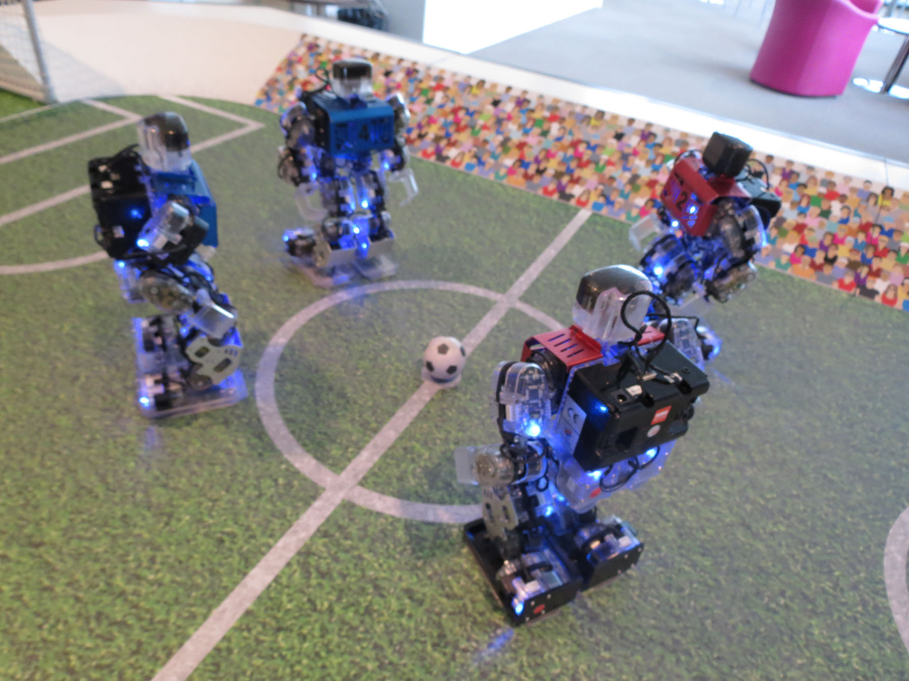 Robot Footballeurs autour du ballon