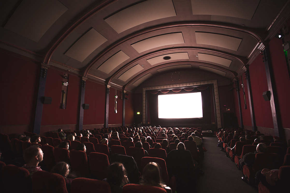 Salle de cinéma dans le noir