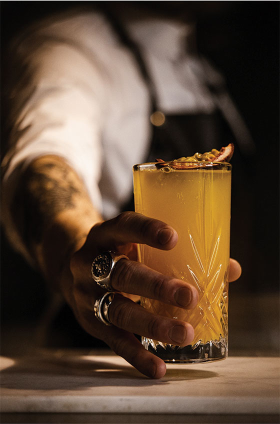 cocktail réalisé par un mixologiste lors d'une animation bar à cocktails événementiel.