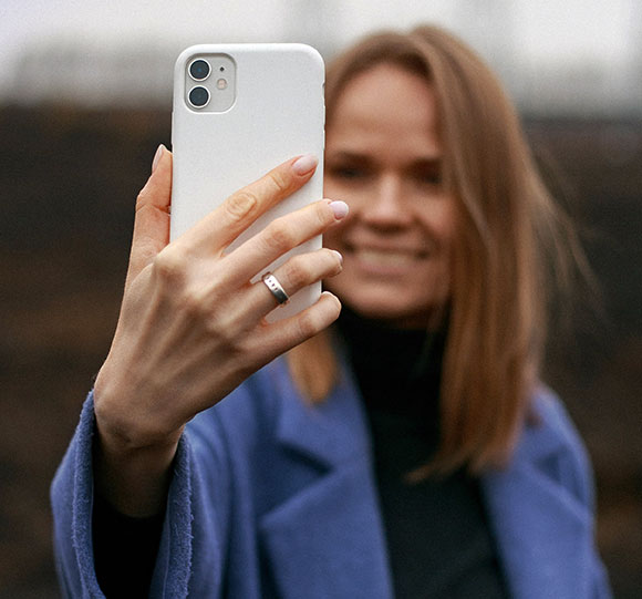 femme souriante se prenant en selfie pour l'animation virtuelle mosaïque photo en ligne